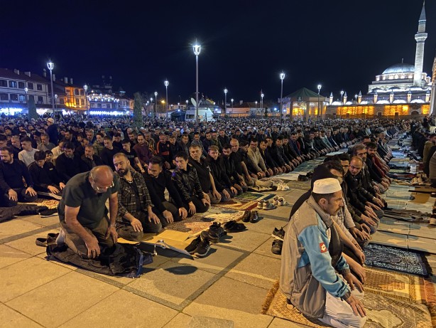 Foto - Konya'da Müslümanlar Mevlana Meydanı'nı doldurdu