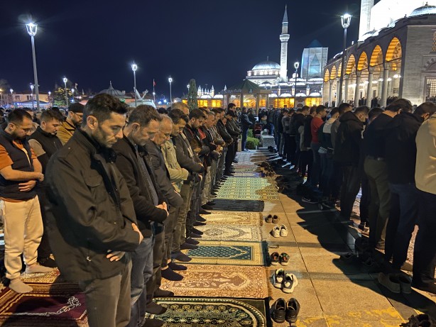Foto - Konya'da Müslümanlar Mevlana Meydanı'nı doldurdu