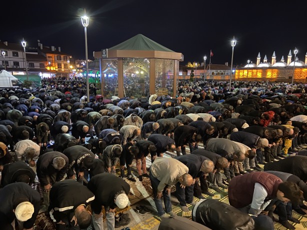 Foto - Konya'da Müslümanlar Mevlana Meydanı'nı doldurdu