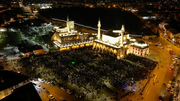 Konya'da Müslümanlar Mevlana Meydanı'nı doldurdu