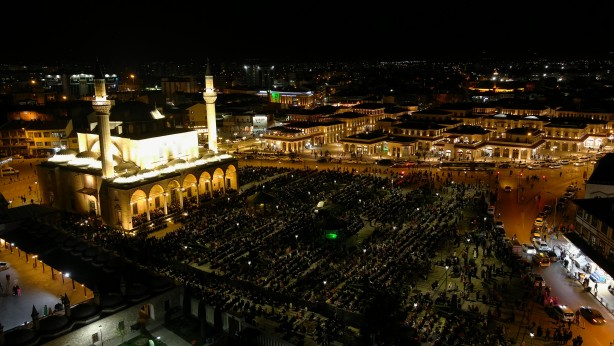 Foto - Konya'da Müslümanlar Mevlana Meydanı'nı doldurdu
