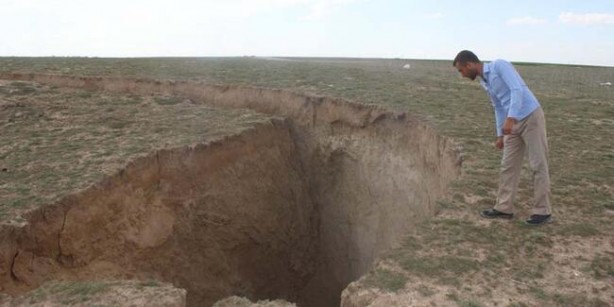 Konya'da resmen yer yarıldı! 15 metre derinliğinde obruk oluştu