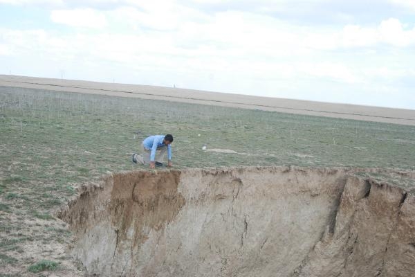 Foto - Bölgede çiftçilik yapan İsmet İşleker ise obruğu gören çobanın köye gelerek kendilerine haber verdiğini anlattı. Bunun üzerine obruğun olduğu meraya gittiklerini dile getiren İşleker, şöyle konuştu: 