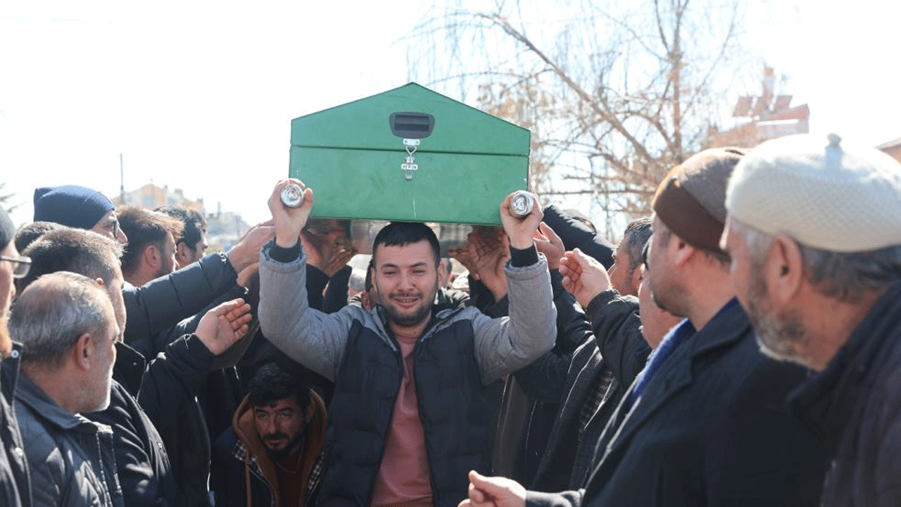 Konya'da tarifsiz fotoğraf! Bir babanın en acı yükü