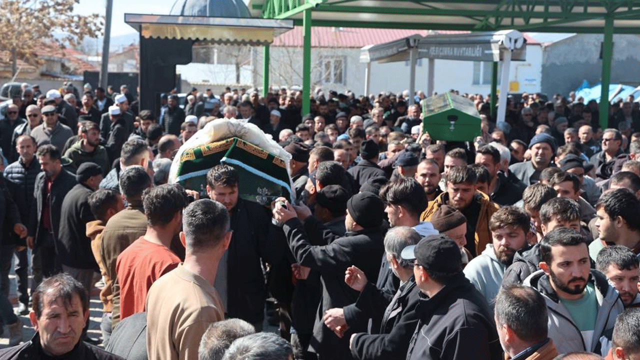 Foto - Konya'da tarifsiz fotoğraf! Bir babanın en acı yükü