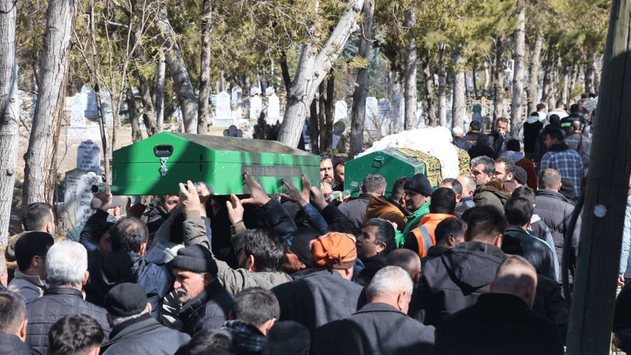 Foto - Konya'da tarifsiz fotoğraf! Bir babanın en acı yükü
