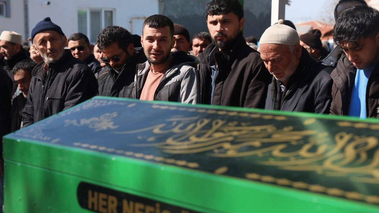 Foto - Konya'da tarifsiz fotoğraf! Bir babanın en acı yükü