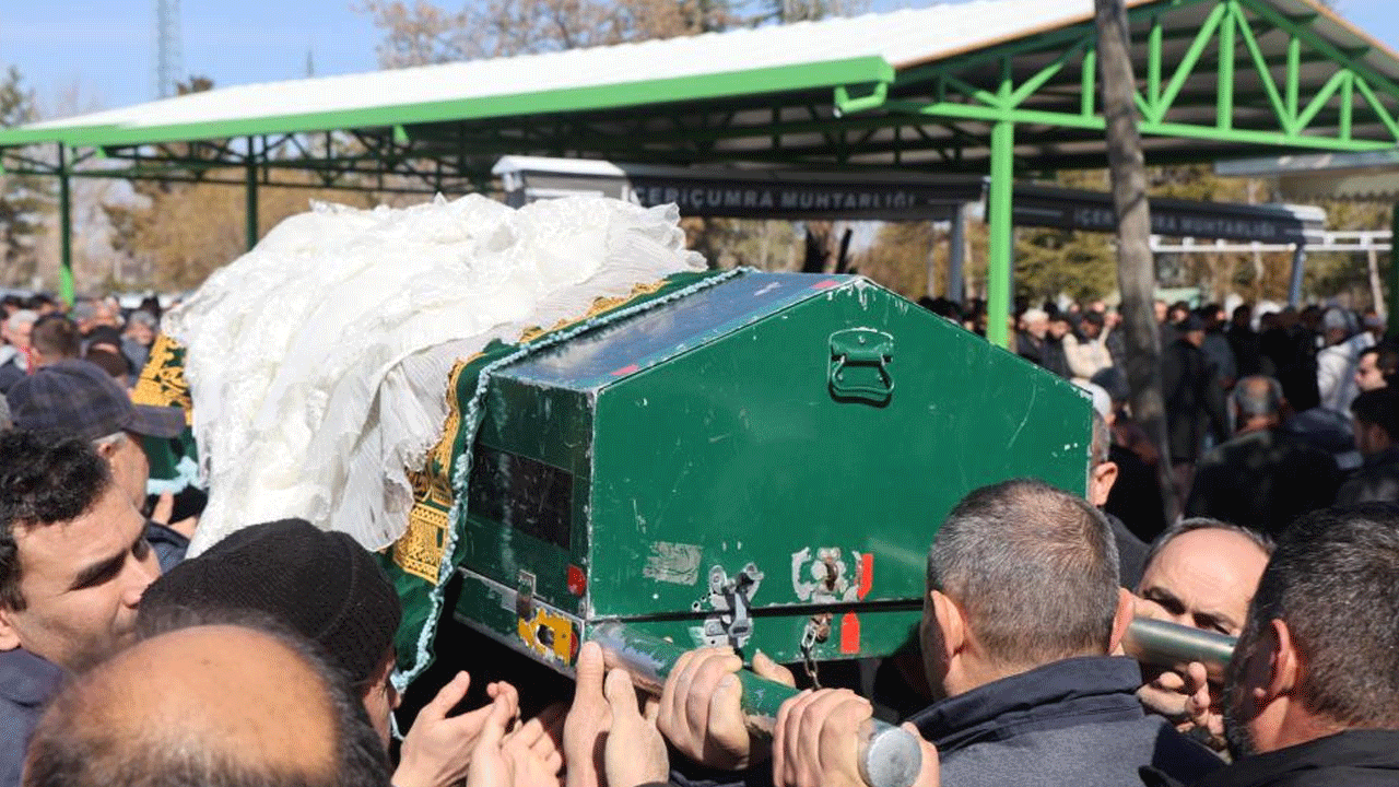 Foto - Konya'da tarifsiz fotoğraf! Bir babanın en acı yükü