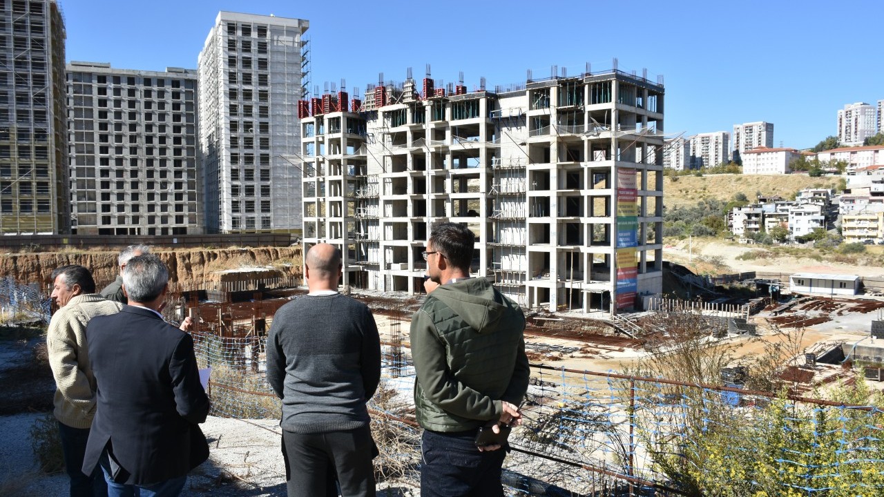 Foto - Kooperatif mağdurları mevzuyu hâlâ anlamadı! "Tunç Soyer’i satmam" diyen Özgür’den yardım istiyorlar