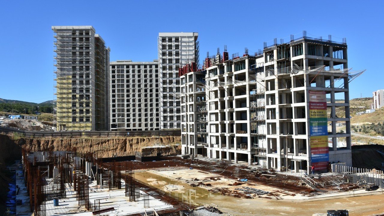 Foto - Kooperatif mağdurları mevzuyu hâlâ anlamadı! "Tunç Soyer’i satmam" diyen Özgür’den yardım istiyorlar