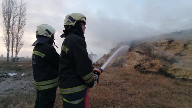 Foto - Kopan elektrik teli 20 bin saman balyasını yaktı
