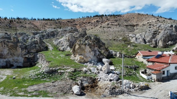 Kopan kaya parçaları tedirginliğe neden oldu