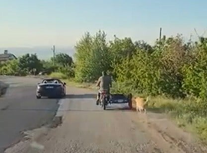Köpeği motosikletin arkasına bağlayan vicdansız sürücü yakalandı