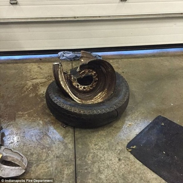 Foto - Köpeğin kafası araba tekerine sıkıştı!