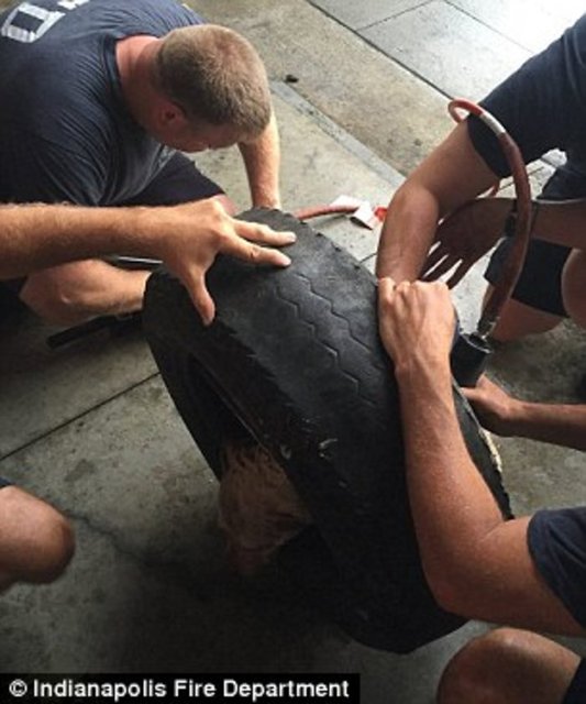 Foto - Köpeğin kafası araba tekerine sıkıştı!