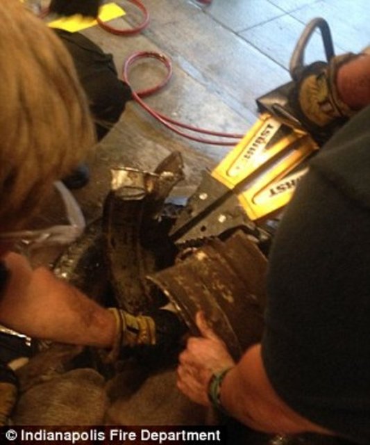 Foto - Köpeğin kafası araba tekerine sıkıştı!