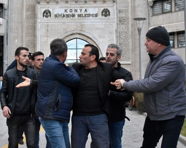 Foto - Köpek ölülerini kefenleyip belediye binası önüne getirdi