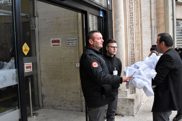 Foto - Köpek ölülerini kefenleyip belediye binası önüne getirdi