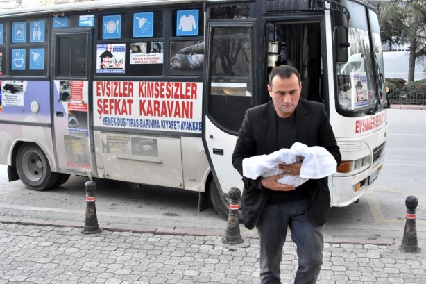 Köpek ölülerini kefenleyip belediye binası önüne getirdi