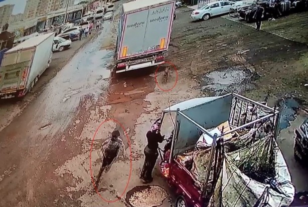 Köpekten kaçan 12 yaşındaki çocuğa araba çarptı! O anlar kameralara yansıdı