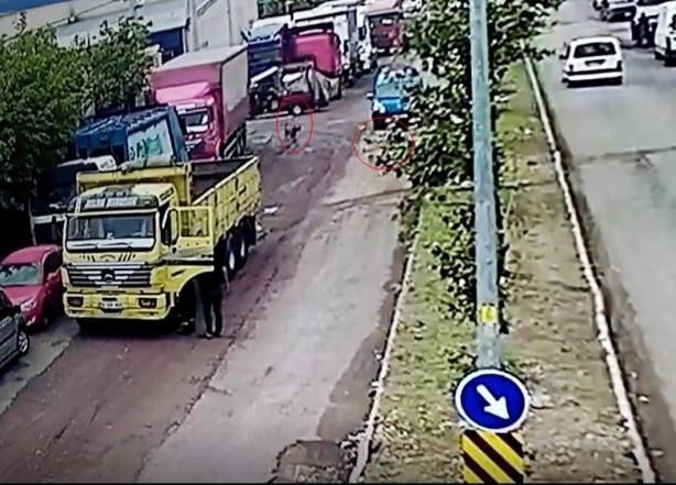 Foto - Köpekten kaçan 12 yaşındaki çocuğa araba çarptı! O anlar kameralara yansıdı