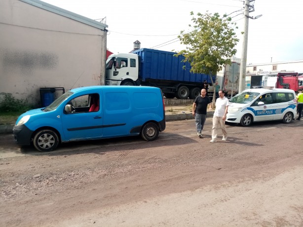 Foto - Köpekten kaçan 12 yaşındaki çocuğa araba çarptı! O anlar kameralara yansıdı