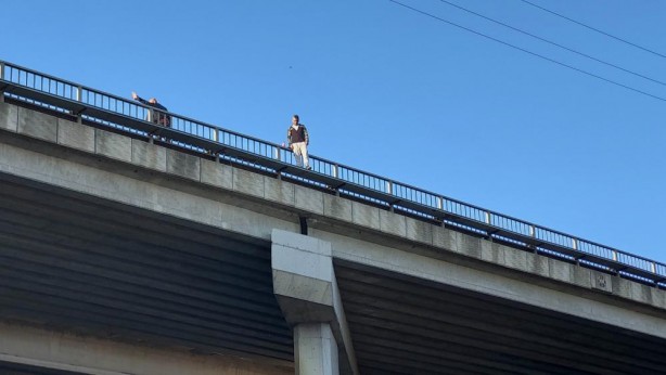 Foto - Köprüde intihar girişimi