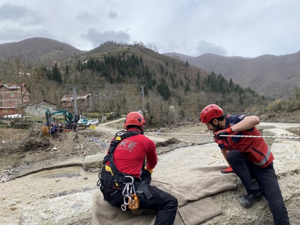 Foto - Köprüsü selde yıkılan köydeki hasta, halatlarla karşıya geçirildi