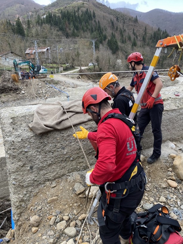 Foto - Köprüsü selde yıkılan köydeki hasta, halatlarla karşıya geçirildi