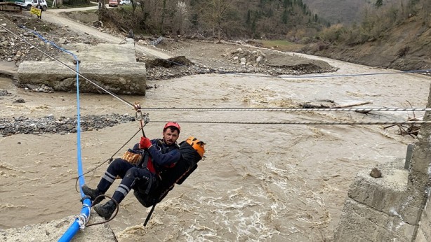 Köprüsü selde yıkılan köydeki hasta, halatlarla karşıya geçirildi