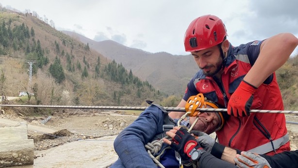 Foto - Köprüsü selde yıkılan köydeki hasta, halatlarla karşıya geçirildi