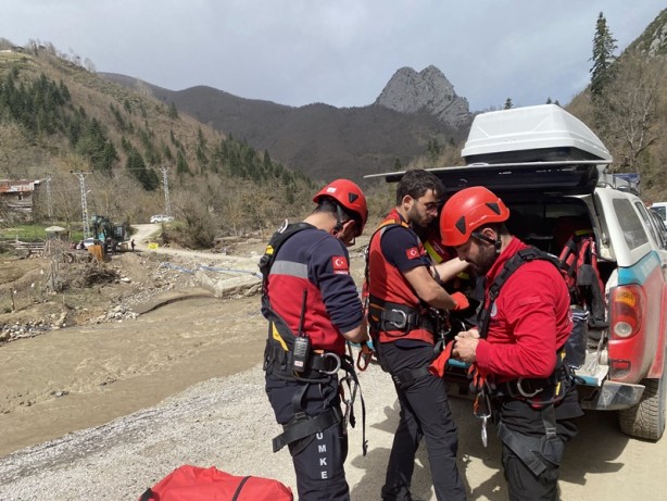 Foto - Köprüsü selde yıkılan köydeki hasta, halatlarla karşıya geçirildi