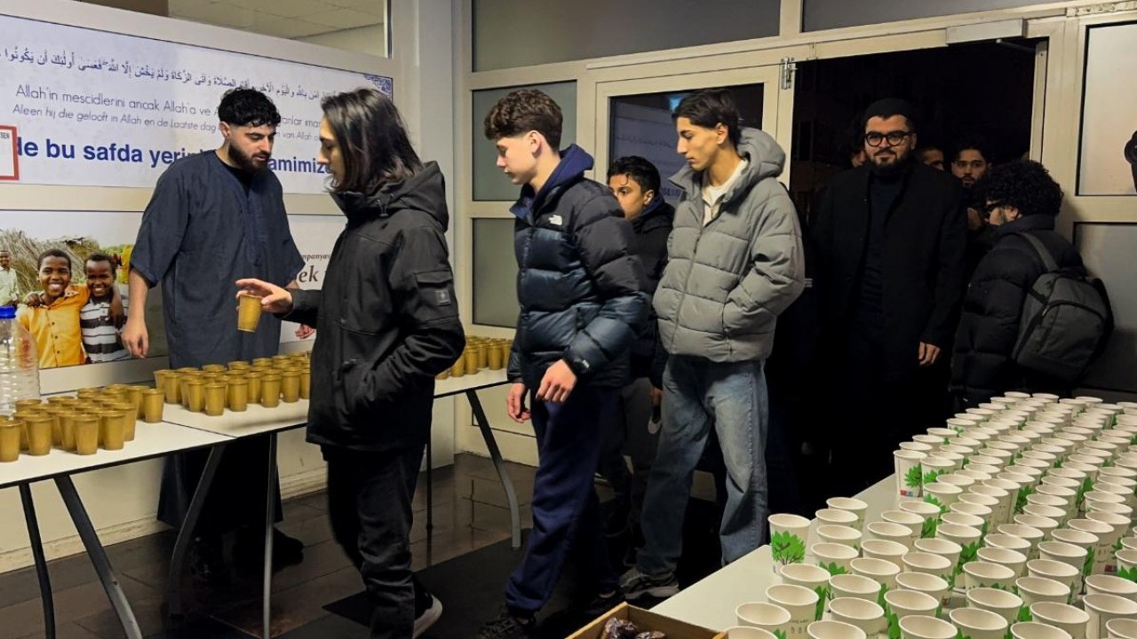 Korkma Uğur Dündar burası Türkiye değil! Yüzlerce gençten sabah namazı coşkusu