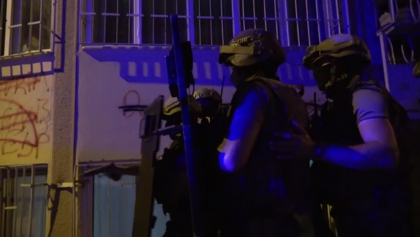 Korku dolu anlar! 2 kız kardeşini rehin aldı özel harekat devreye girdi