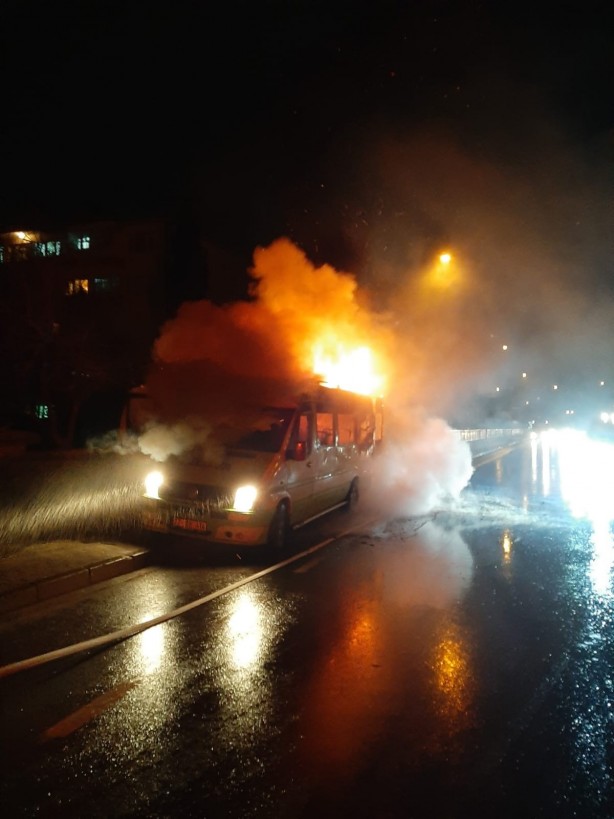 Foto - Korku dolu anlar! Alev alan yolcu minibüsünden son anda kurtuldular