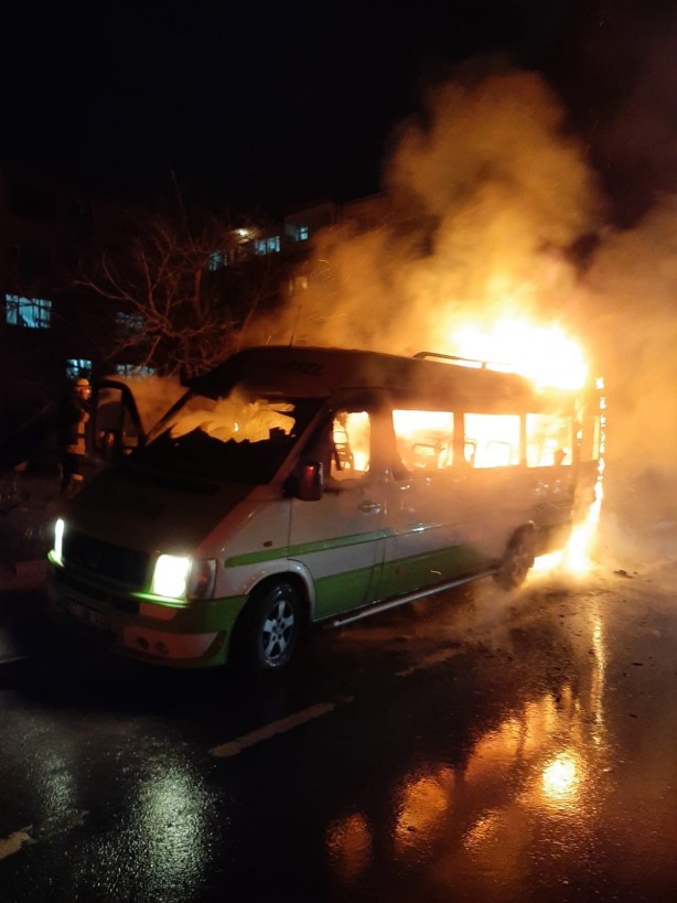 Foto - Korku dolu anlar! Alev alan yolcu minibüsünden son anda kurtuldular