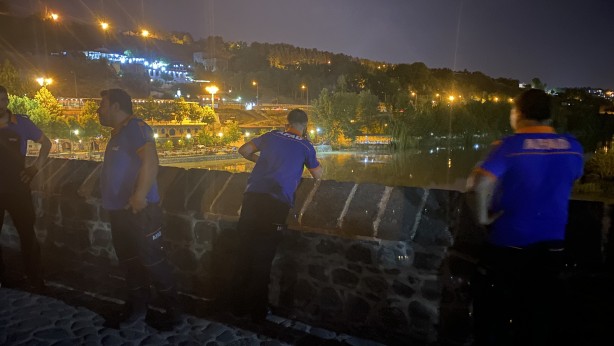 Foto - Korku dolu anlar! Dengesini kaybeden genç tarihi köprüden nehre düştü