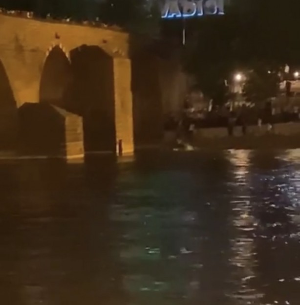 Korku dolu anlar! Dengesini kaybeden genç tarihi köprüden nehre düştü