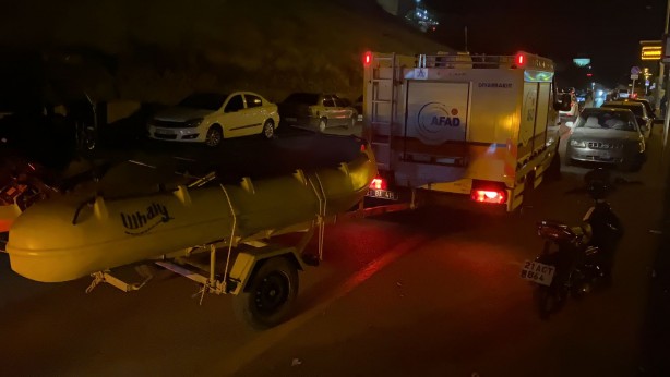 Foto - Korku dolu anlar! Dengesini kaybeden genç tarihi köprüden nehre düştü
