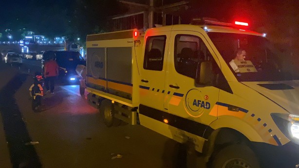 Foto - Korku dolu anlar! Dengesini kaybeden genç tarihi köprüden nehre düştü