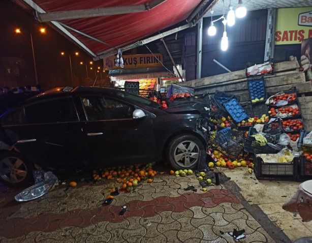 Foto - Korku dolu anlar! Direksiyon hakimiyetini kaybeden sürücü markete daldı