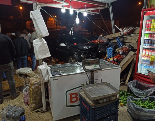 Foto - Korku dolu anlar! Direksiyon hakimiyetini kaybeden sürücü markete daldı