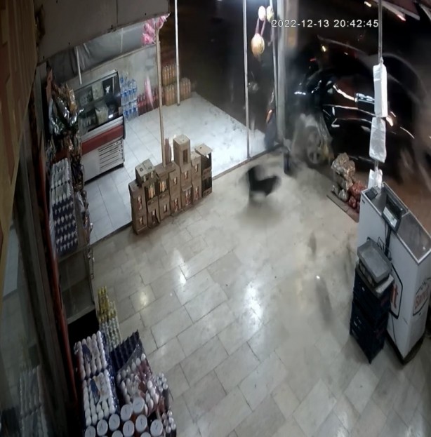 Foto - Korku dolu anlar! Direksiyon hakimiyetini kaybeden sürücü markete daldı