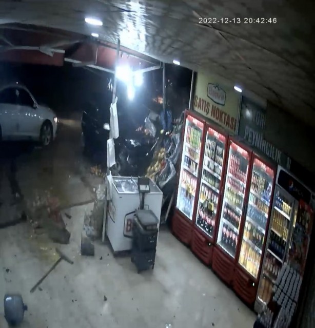 Korku dolu anlar! Direksiyon hakimiyetini kaybeden sürücü markete daldı