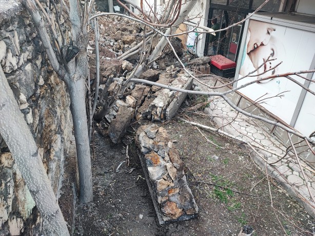 Foto - Korku dolu anlar! İstinat duvarı gürültüyle bir anda çöktü