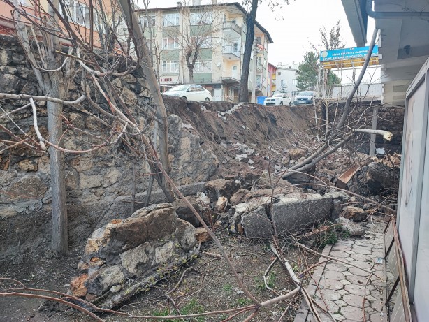 Foto - Korku dolu anlar! İstinat duvarı gürültüyle bir anda çöktü