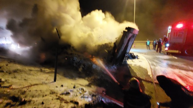 Foto - Korku dolu anlar! Kuzey Marmara Otoyolu’nda tır küle döndü