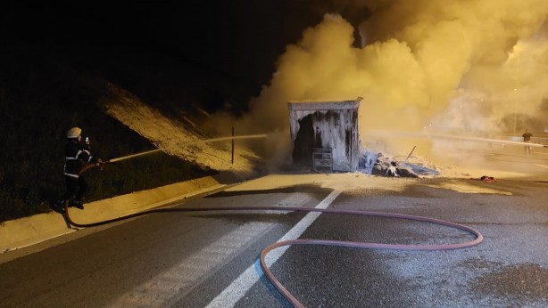 Foto - Korku dolu anlar! Kuzey Marmara Otoyolu’nda tır küle döndü
