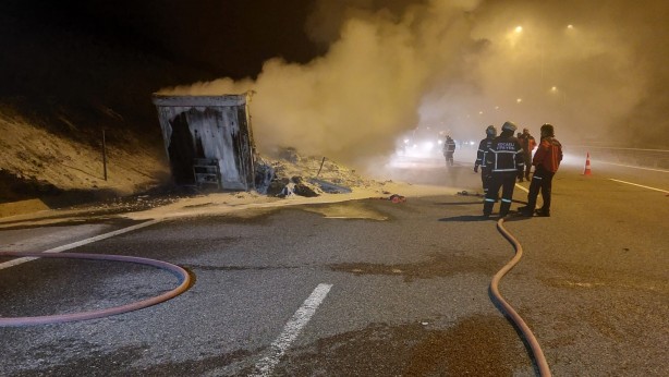 Foto - Korku dolu anlar! Kuzey Marmara Otoyolu’nda tır küle döndü