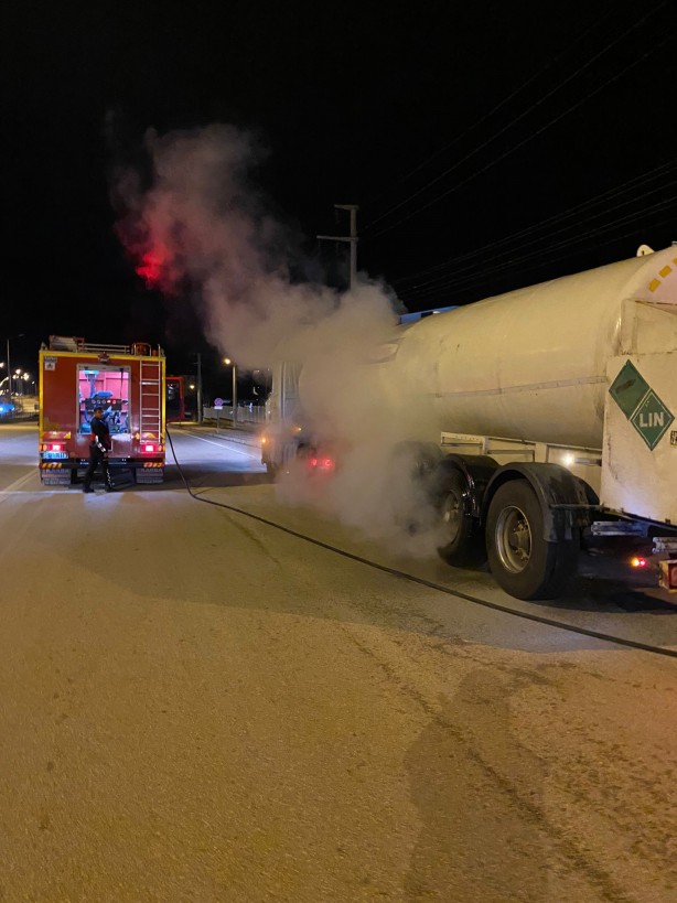 Foto - Korku dolu anlar! Seyir halindeki tankerde yangın